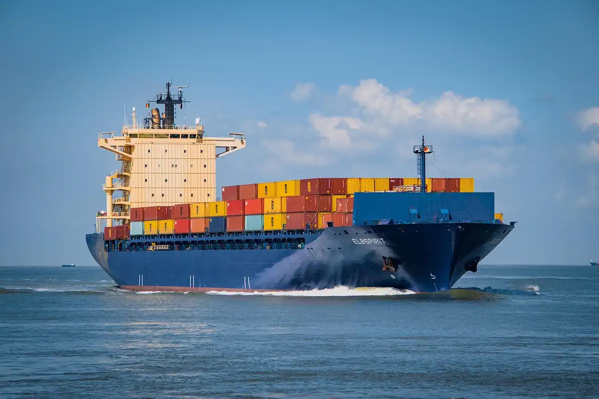 Navă portcontainer încărcată cu containere, în drum spre portul unde ajung mărfurile achiziționate intracomunitar