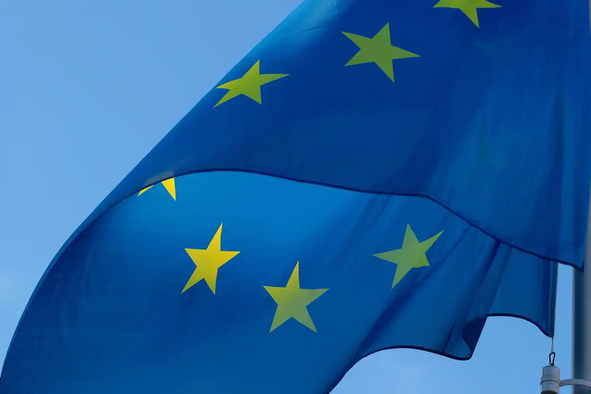 Steagul european fluturând pe cerul albastru, simbol al operațiunilor intracomunitare din declarația 390