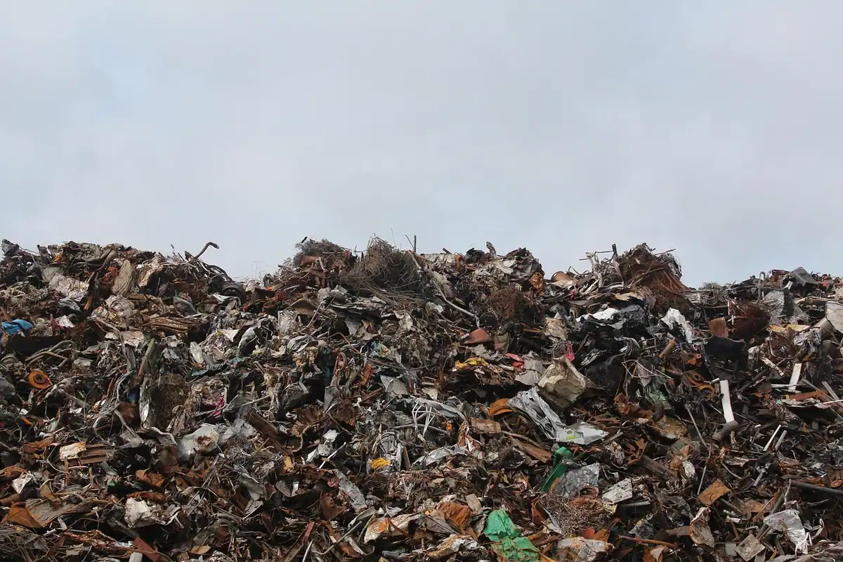 Mormane de fier vechi pe un teren de reciclare, sub cer cenușiu, marfă supusă taxării inverse